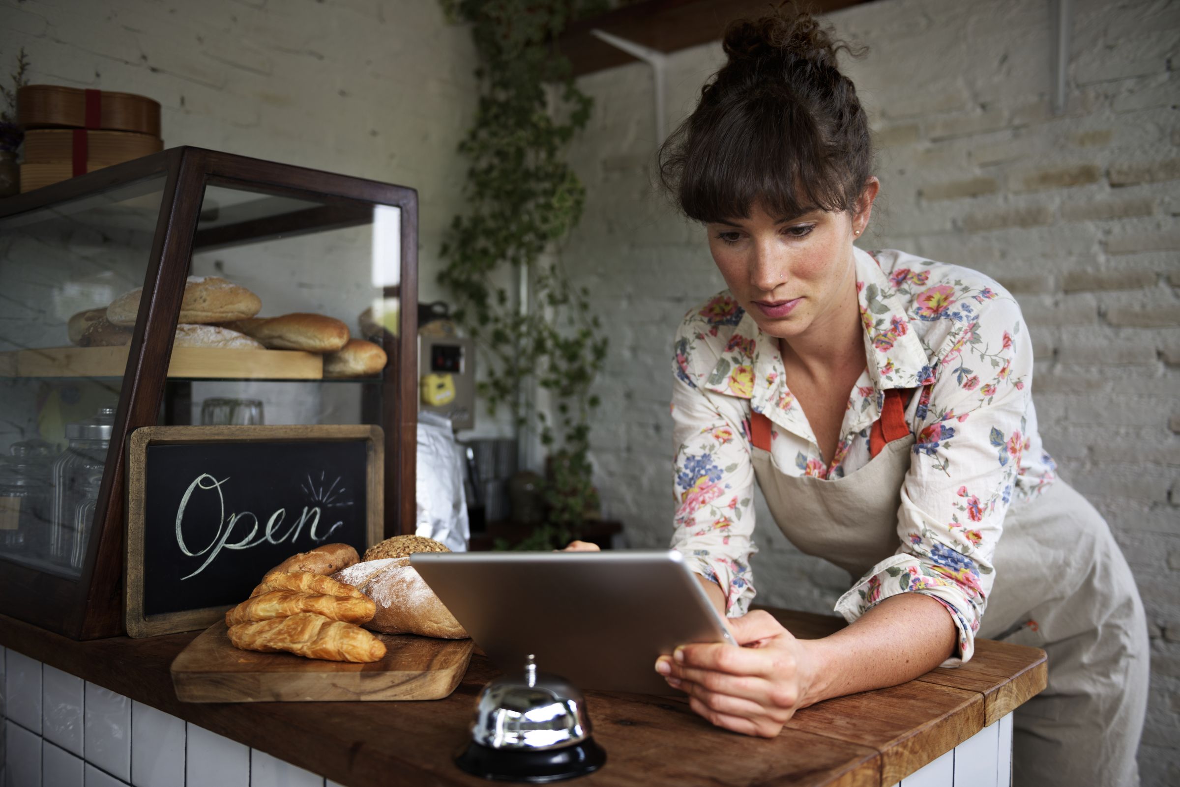 Yrittäjä tarkastelee laskuja